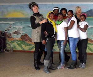 Margi Muller (links) en haar groepie Masakhane dansertjies, met Stella Swart regs wat haar bygestaan het